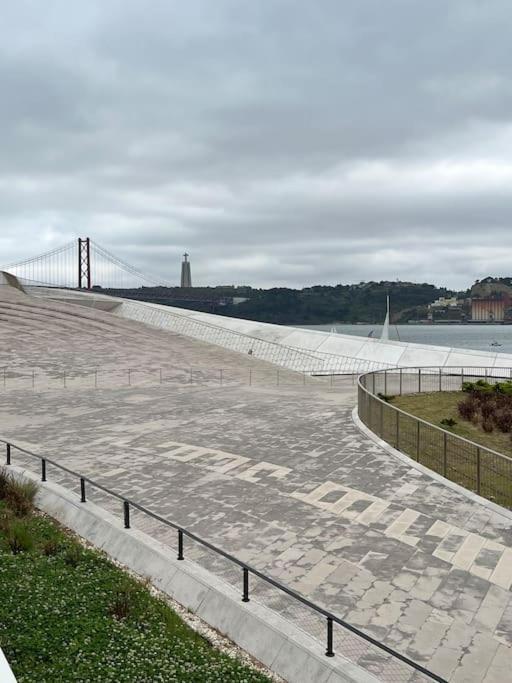 Luxury Artistic Digital Nomad Getaway W/ Terrace Apartment Lisbon Luaran gambar