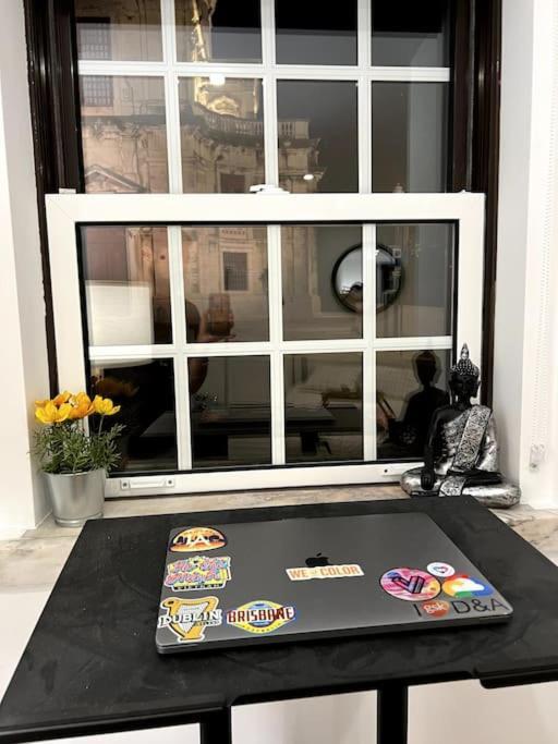 Luxury Artistic Digital Nomad Getaway W/ Terrace Apartment Lisbon Luaran gambar