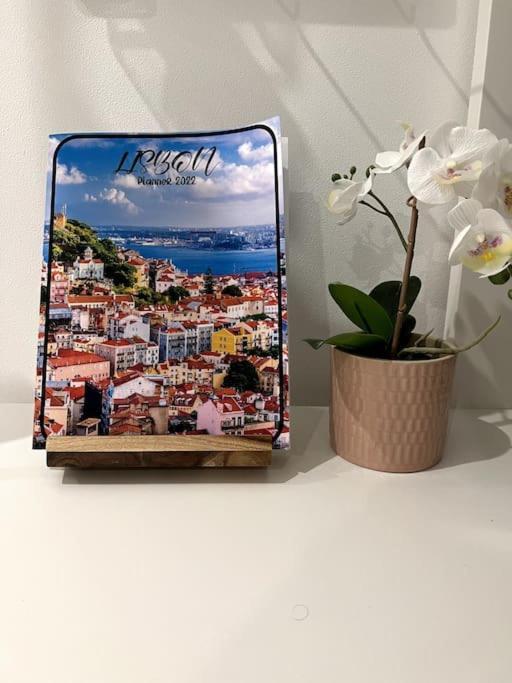 Luxury Artistic Digital Nomad Getaway W/ Terrace Apartment Lisbon Luaran gambar