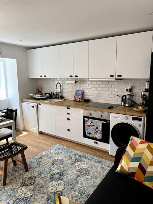 Luxury Artistic Digital Nomad Getaway W/ Terrace Apartment Lisbon Luaran gambar
