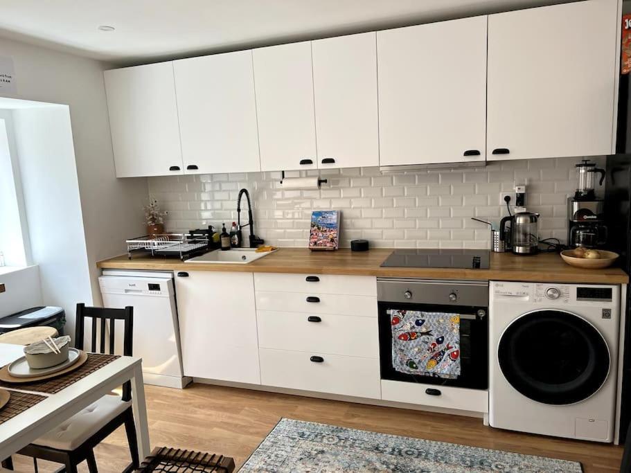 Luxury Artistic Digital Nomad Getaway W/ Terrace Apartment Lisbon Luaran gambar