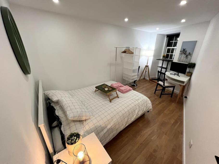 Luxury Artistic Digital Nomad Getaway W/ Terrace Apartment Lisbon Luaran gambar