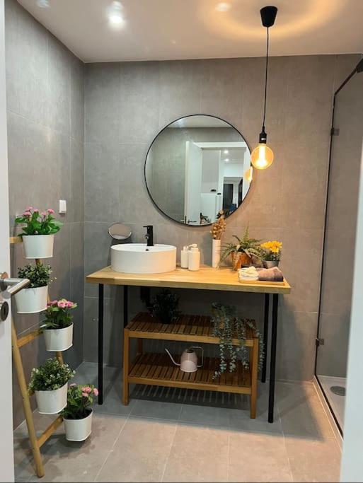 Luxury Artistic Digital Nomad Getaway W/ Terrace Apartment Lisbon Luaran gambar