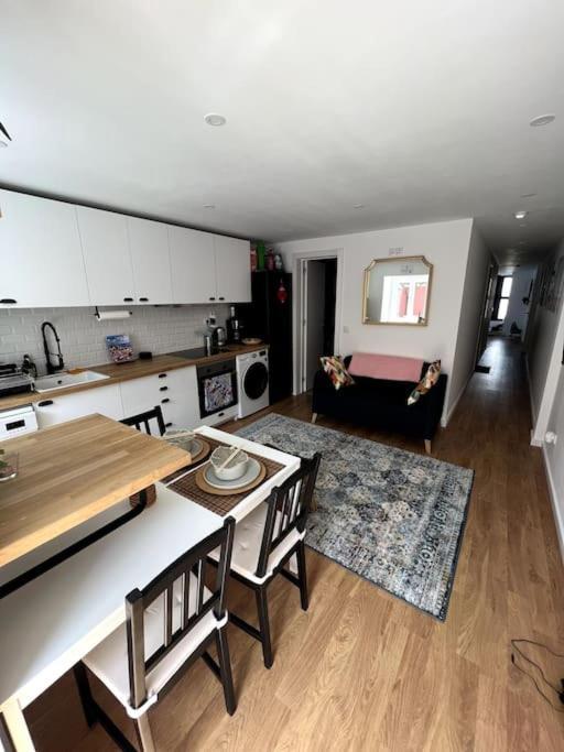 Luxury Artistic Digital Nomad Getaway W/ Terrace Apartment Lisbon Luaran gambar