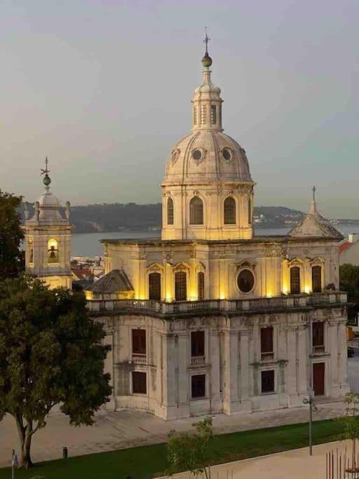 Luxury Artistic Digital Nomad Getaway W/ Terrace Apartment Lisbon Luaran gambar
