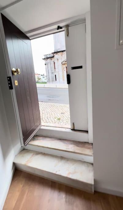 Luxury Artistic Digital Nomad Getaway W/ Terrace Apartment Lisbon Luaran gambar