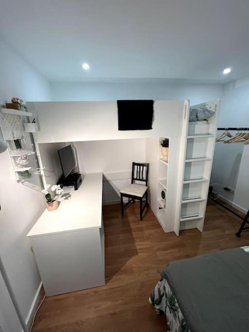 Luxury Artistic Digital Nomad Getaway W/ Terrace Apartment Lisbon Luaran gambar