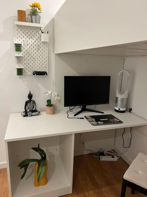 Luxury Artistic Digital Nomad Getaway W/ Terrace Apartment Lisbon Luaran gambar